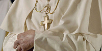 Суд вынес приговор рецидивисту, укравшему наперсный крест покойного папы Бенедиктом XVI