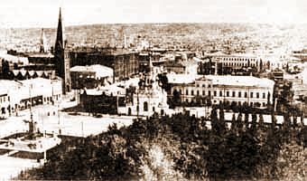 Панорама дореволюционного Саратова. На первом плане - памятник Александру II и архиерейский комплекс