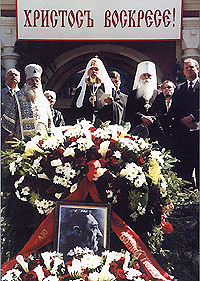 Богослужение в Свято-Даниловом монастыре 30 мая 2000 г. (фото- ОВЦС МП)