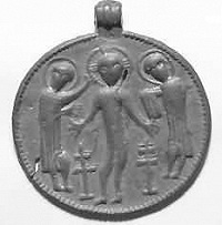 В Подмосковье найден уникальный серебряный медальон-«змеевик» XII в.