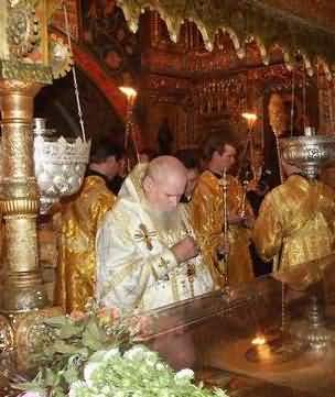 Святейший Патриарх Алексий у раки с мощами св. Василия Блаженного