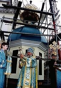 Епископ Вениамин освящает купол перед его водружением на здание Казанского храма. 4 декабря 2002 г. 