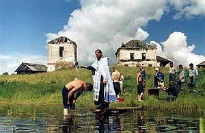 Отец Сергий Колчеев совершает Крещение в Симоновой курье (заводь реки Кичменга)