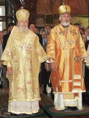 Патриарх Алексий и Архиепископ Лев за Божественной литургией в Успенском соборе Московского Кремля в день памяти св. Филиппа. 15 июля 2002 г.