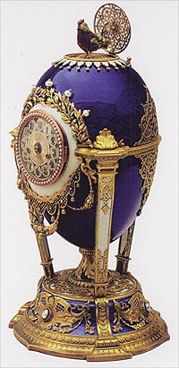 Яйцо «Петушок» подарено императором Николаем II матери, вдовствующей императрице Марии Федоровне на Пасху 1900