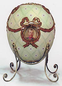 Яйцо «Орден Святого Георгия» подарено императором Николаем II матери, вдовствующей императрице Марии Федоровне на Пасху 1916 <BR>