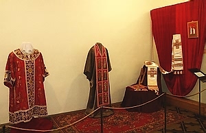 Фрагмент экспозиции выставки - облачения Святейшего Патриарха Алексия II
