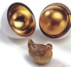Яйцо «Курочка» (первое императорское яйцо) подарено императором Александром III императрице Марии Федоровне на Пасху 1885 <BR>