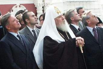 Патриарх Алексий наблюдает за подъемом колоколов