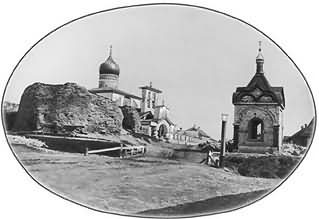 Варлаамовская церковь, построенная на месте пролома в стене во время осады Пскова войсками Стефана Батория в 1581 г. Фотография. Нач. ХХ в.