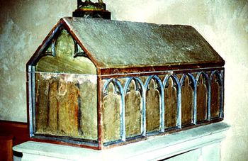 Саркофаг с одной из частиц мощей св. Софии украшен стершимися от времени рисунками сцен из жития святых мучениц