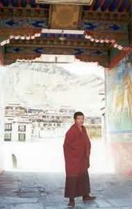 Буддийский монах в тибетском монастыре