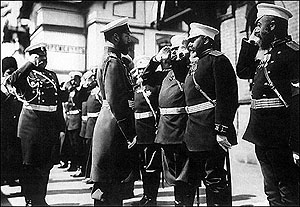 Николай II обходит войска