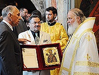 Святейшему Патриарху Кириллу передан чудотворный образ св. Николая Чудотворца, вывезенный в годы гражданской войны на Балканы