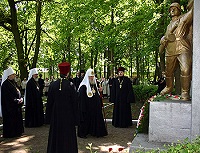 Святейший Патриарх Алексий посетил Покровское кладбище Риги