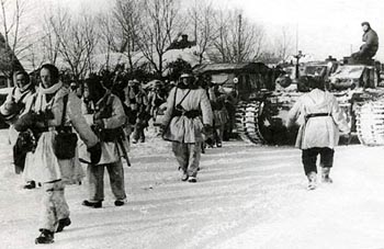 Панцергренадеры войск СС проходят через деревню, битва за Харьков, март 1943 г. 