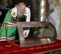 В день памяти св. митрополита Петра, Московского и всея России чудотворца, Святейший Патриарх совершил Божественную литургию и молебен в Успенском соборе Кремля