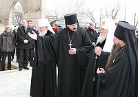 Святейший Патриарх совершил освящение крестов домового храма Сретения Господня Патриаршего центра духовного развития детей и молодежи при московском Даниловом монастыре Святейший Патриарх совершил освящение крестов домового храма Сретения Господня Патриаршего центра духовного развития детей и молодежи при московском Даниловом монастыре