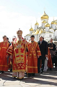 Святейший Патриарх Алексий совершил богослужение в Успенском соборе Кремля и удостоил Патриарших наград ряд клириков города Москвы