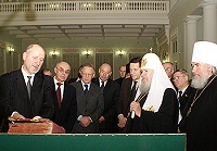 Святейший Патриарх и члены Советов по изданию «Православной энциклопедии» посетили выставку древних рукописных и старопечатных Евангелий в «Доме Пашкова»