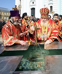 По случаю праздника иконы Божией Матери «Живоносный источник» Святейший Патриарх совершил Божественную литургию в Успенском соборе Троице-Сергиевой Лавры