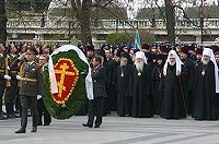 Святейший Патриарх Московский и всея Руси Алексий II возложил венок к памятнику Неизвестному Солдату
