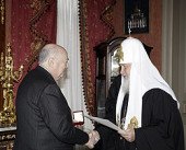Святейший Патриарх Кирилл вручил первому заместителю мэра Москвы В.И. Ресину новую награду Русской Православной Церкви - Патриарший знак &laquo;Храмостроитель&raquo;.