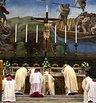 Бенедикт XVI совершил мессу «ad orientem» в отреставрированной Паулинской капелле Ватикана