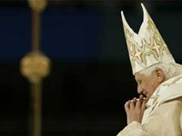 Напавшая на Папу Римского женщина, по ее словам, просто пыталась его обнять