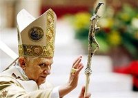 Женщину, напавшую на Бенедикта XVI во время Рождественской мессы, госпитализировали