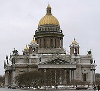 Исаакиевский собор в Петербурге из-за капризов погоды стал белым