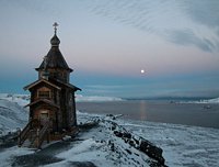 Испытатель, выживший после прыжка из самолета с нераскрывшимся парашютом, построил храм в Антарктиде