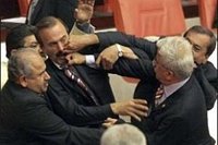 В турецком парламенте дебаты по вопросу о хиджабе закончились дракой