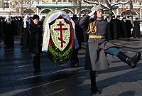 В День защитника Отечества Святейший Патриарх Кирилл возложил венок к могиле Неизвестного солдата у Кремлевской стены