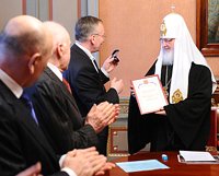 Святейшему Патриарху Кириллу вручена Национальная премия «Человек года» за 2009 год