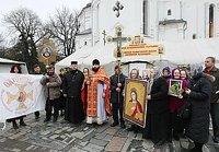 Православные Чернигова протестует против сноса своего походного храма, установленного у церкви, захваченной раскольниками