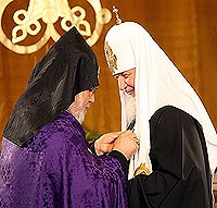 Святейшему Патриарху Кириллу вручена высшая награда Армянской Апостольской Церкви - орден святого Григория Просветителя