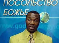 Суд над пастором тоталитарной секты "Посольство Божье" Сандеем Аделаджой, которого обвиняют в присвоении денег прихожан, начнётся в апреле
