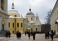 В Великий понедельник Святейший Патриарх Кирилл совершил Литургию Преждеосвященных Даров в Покровском женском монастыре в Москве