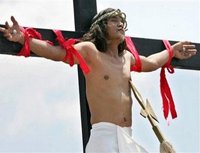 В Страстную пятницу филиппинцы продолжают распинают себя на крестах