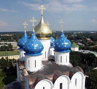 В четверг Светлой седмицы Святейший Патриарх Кирилл совершил Божественную литургию в Успенском соборе Троице-Сергиевой лавры