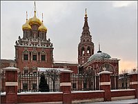 Мэр Москвы Юрий Лужков запретил реализацию проекта офисно-жилого комплекса "Пять столиц" возле храма Воскресения Христова в Кадашах