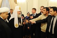 Святейший Патриарх Кирилл: «Сама природа религии предполагает самое активное и положительное вовлечение верующих людей в решение тех проблем, перед которыми стоят сегодня наши народы и все человечество»