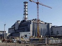 Президент Украины Виктор Янукович помолился у мемориального поклонного креста при входе на Чернобыльскую АЭС