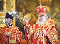 В Неделю о слепом и 65-ю годовщину Победы в Великой Отечественной войне Святейший Патриарх Кирилл совершил Божественную литургию, благодарственный молебен и литию в Храме Христа Спасителя