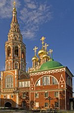 Экскаватор гонял ковшом протестующих против строительства элитного жилья у храма в Кадашах