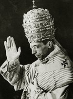 Бенедикт XVI благословил бронзовый бюст своего предшественника - Пия XII