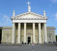 Архиепископ Вильнюса запретил вносить в Кафедральный костел гроб с телом покойного экс-президента Литвы Альгирдаса Бразаускаса