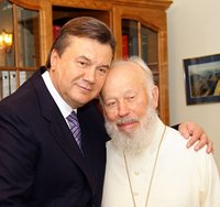 К 60-летию со дня рождения президент Украины Виктор Янукович награжден высшей наградой Украинской Православной Церкви - Знаком отличия Предстоятеля УПЦ