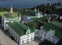 Многочисленные монашествующие и миряне приветствовали Святейшего Патриарха Кирилла в Киево-Печерской лавре